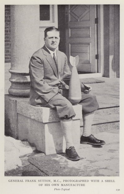 General Frank Sutton, MC, fotografiert mit einer von ihm hergestellten Granate von European Photographer