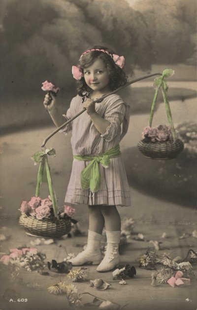 Porträt eines jungen Mädchens mit Blumenkörben (Foto) von European Photographer