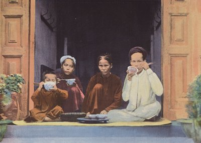 Mahlzeit einer annamitischen Familie von European Photographer