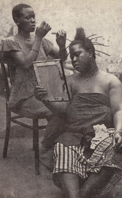 Westafrikanische Frau lässt sich die Haare machen (s/w Foto) von European Photographer