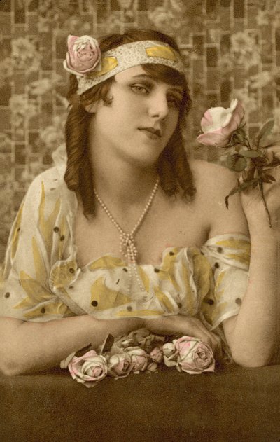 Frau posiert mit Blumen von European Photographer