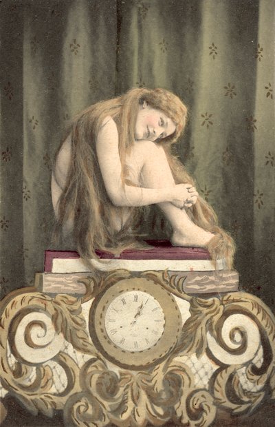 Porträt eines Mädchens über einer Uhr von European School