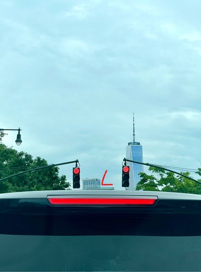 One World Trade und lächelnde Ampeln, ca. 2020-24 von Evan Sklar