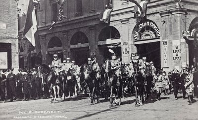 Album "Duce": Benito Mussolini zu Pferd bei einer Parade durch die Straßen von Ferrara von F. Caponetti