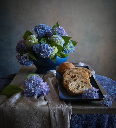Stillleben Hortensien Brot von Fangping Zhou