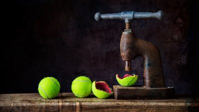 Gepresste Tennisbälle von Felice Angelino