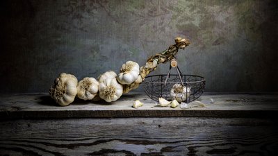 Rustikales Knoblauch-Stillleben von Felice Angelino