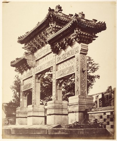 Bogen im Lama-Tempel in der Nähe von Peking, Oktober 1860 von Felice Beato