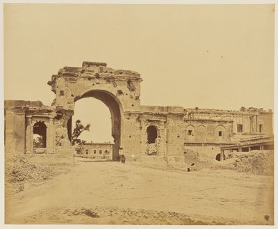 Tor zum Residency, allgemein bekannt als Bailee Guard Gate, gehalten von Lieutenant-Colonel R.H.M. Aitken, der 13. Bengal Native Infantry von Felice Beato