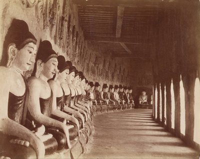 Die neunundvierzig Gautamas im Sagaing-Tempel von Felice Beato