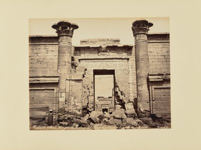 Medinet-Abou. Gesamtansicht des kleinen Tempels, (Detail) von Félix Bonfils