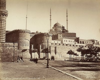 Das Bab-el-Azab-Tor der Zitadelle mit der Moschee von Muhammad Ali im Hintergrund, in Kairo, Ägypten von Félix Bonfils