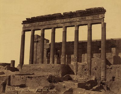 Freistehende Kolonnade vor einem Tempel in Palmyra, Syrien von Félix Bonfils