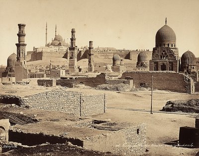 Blick auf die Zitadelle mit zahlreichen antiken Denkmälern und Funden, in Kairo, Ägypten von Félix Bonfils