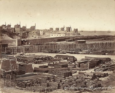 Baumaterialhof, Windmühlen im Hintergrund, in Alexandria, Ägypten von Félix Bonfils