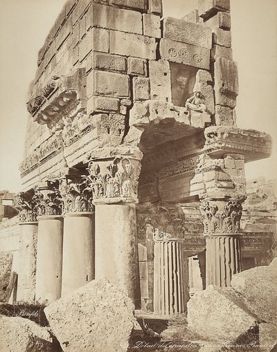 Detail des Pronaos des Bacchustempels in der archäologischen Zone von Heliopolis oder Baalbek, antike syrische Stadt, heute Libanon von Félix Bonfils