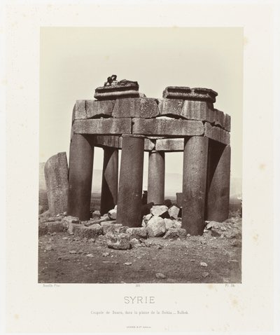 Mann auf der Qubba von Douris, nahe Baalbek von Félix Bonfils