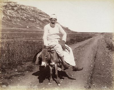 Porträt eines Bauern aus der Umgebung von Haifa. Der Mann reitet auf einem Esel von Félix Bonfils