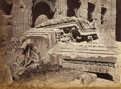 Ruinen eines Frieses vom Tempel des Jupiter oder der Sonne, in der archäologischen Zone von Heliopolis oder Baalbek, antike syrische Stadt, jetzt Libanon von Félix Bonfils