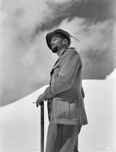 Alpino-Soldat im Schnee von Fosco Maraini