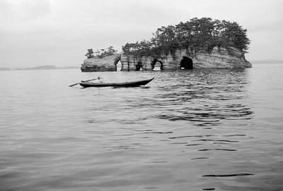 Zwischen den Inseln von Matsushima bei Sendai von Fosco Maraini