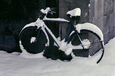 Radfahren im Schnee, Florenz von Fosco Maraini