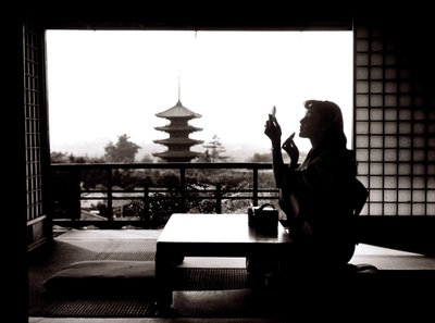Frivoles Kyoto. Yasaka-Pagode vom Kyo-Yamato-Restaurant aus gesehen von Fosco Maraini
