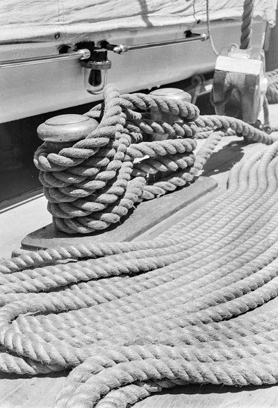 Auf dem Schiff Amerigo Vespucci: Poller und Seil von Fosco Maraini