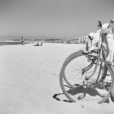 Blick auf einen Strand in Sizilien von Fosco Maraini