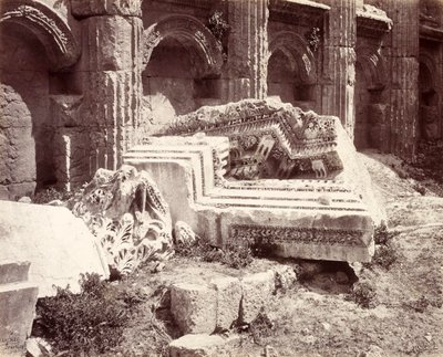 Skulpturierte Überreste im Tempel des Jupiter, Baalbek von Francis Bedford