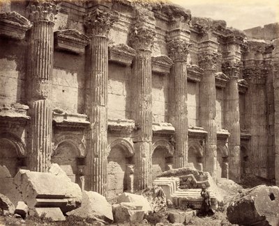 Die Nordwand des Inneren des Jupiter-Tempels, mit den geriffelten Säulen, Baalbek von Francis Bedford