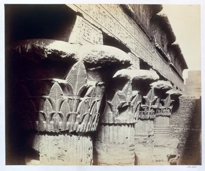 Die Kapitelle des Portikus, Tempel von Khnum, Esna, Ägypten, 1862 von Francis Bedford