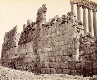 Westliches Ende der Außenmauer des Sonnentempels, Baalbek von Francis Bedford