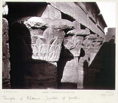 Die Kapitelle des Portikus, Tempel von Khnum, Esna von Frank Mason Good