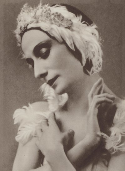 Pavlova in Der sterbende Schwan (s/w Foto) von Frans van Riel