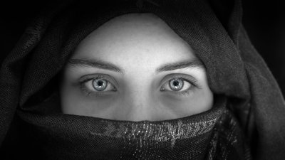 Intensive verschleierte Augen von Franziskus Pfleghart