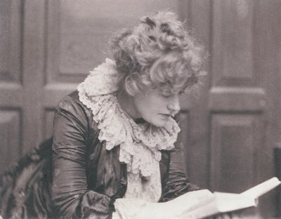 Porträtfoto von Ellen Terry (1847-1928) beim Lesen, von Frederick Hollyer (1837-1933) von Frederick Hollyer