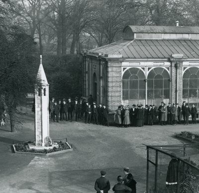 Waffenstillstandstag am Kriegerdenkmal, London Zoo, 11. November 1923 von Frederick William Bond