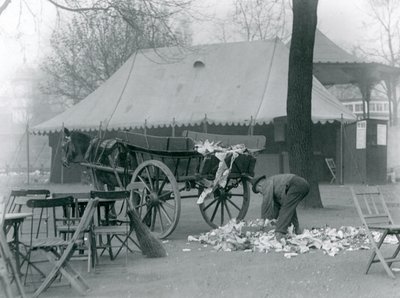 Aufräumen nach einem Feiertag im London Zoo, 1924 von Frederick William Bond