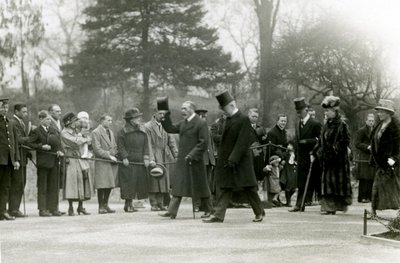 König Georg V., der seinen Hut vor der Menge hebt, während eines Besuchs im Londoner Zoo zur offiziellen Eröffnung des Aquariums, April 1924 von Frederick William Bond