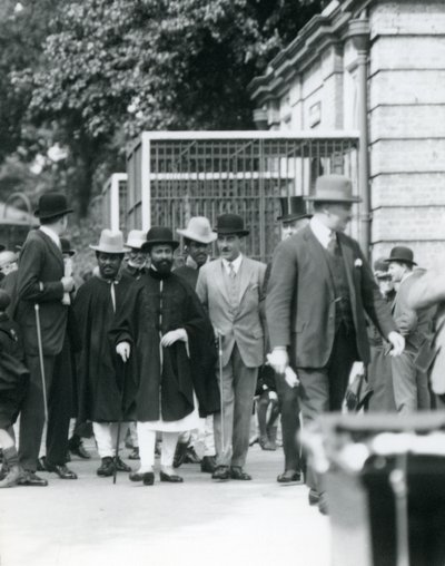 Sir Peter Chalmers Mitchell mit dem äthiopischen Regenten Haile Selassie und seinem Gefolge, Londoner Zoo, 1924 von Frederick William Bond