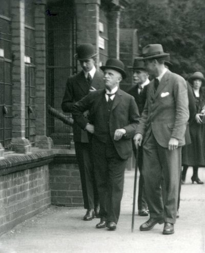 Der König von Italien, Viktor Emanuel III., besucht den Londoner Zoo, 1924 von Frederick William Bond