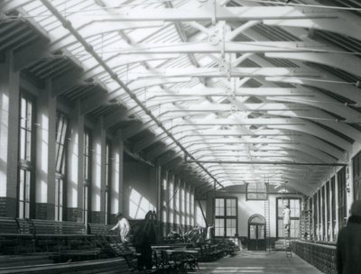 Das Löwenhaus mit fünf Männern bei der Wartung, Londoner Zoo, 1926 von Frederick William Bond