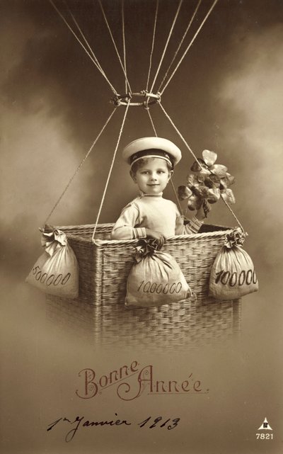 Neujahrskarte 1913, mit einem Jungen, der einen Ballon besteigt, mit viel Geld als Ballast von French Photographer