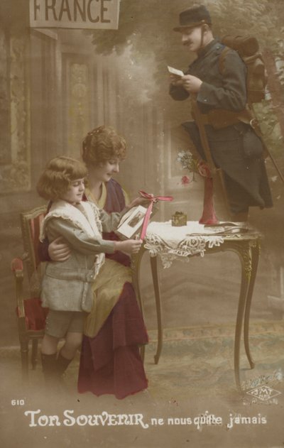 Eine Mutter und ein Kind bereiten einen Brief für ihren Soldatenvater vor von French Photographer