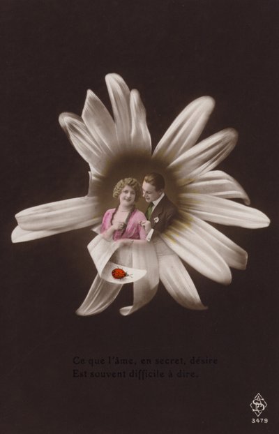 Ein junges Paar im Zentrum einer Blume mit Marienkäfer von French Photographer