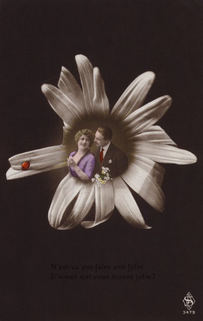 Ein junges Paar im Zentrum einer Blume mit Marienkäfer von French Photographer