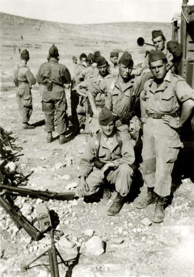 Algerienkrieg: junge französische Soldaten im Jebel um 1960 von French Photographer