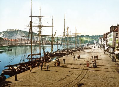 Boote im Hafen von Cherbourg mit der alten Festung im Hintergrund von French Photographer