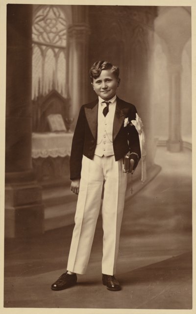 Junge bei der Erstkommunion von French Photographer